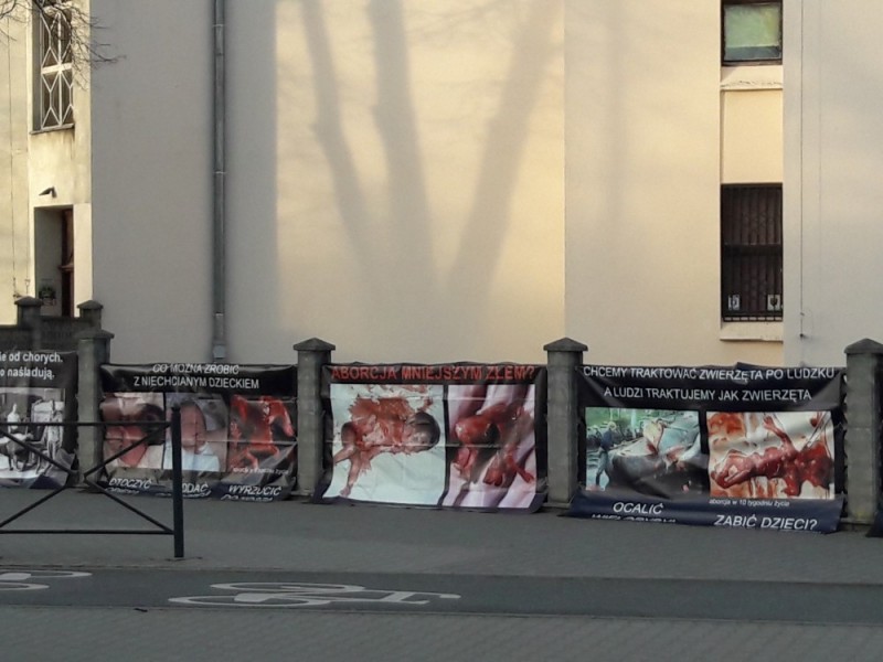Wrocław: Drastyczne zdjęcia na płocie kościoła - fot. Kacper Domański
