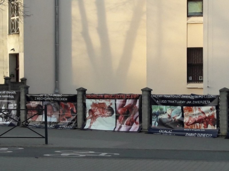 Wrocław: Drastyczne zdjęcia zniknęły z płotu kościoła - fot. Kacper Domański