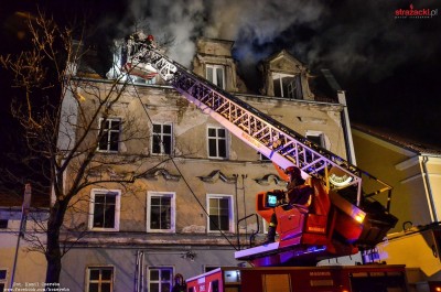 9 zastępów straży pożarnej gasiło pożar na Psim Polu [ZDJĘCIA] - 7