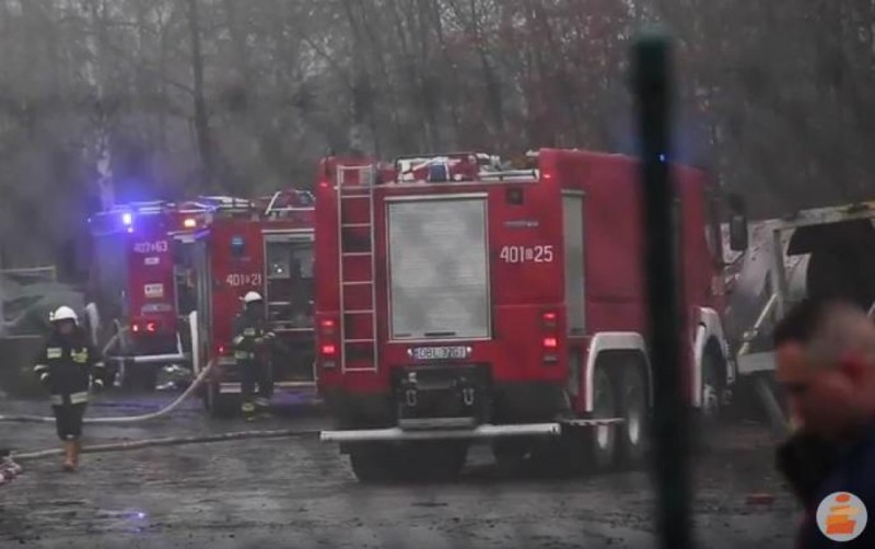 Pożar zakładu produkcji gumy w Iwinach [FILM] - Zdjęcie: kadr z filmu opublikowanego w portalu YouTube przez  Bolec.Info 
