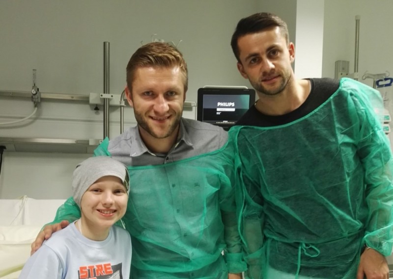 Eksperymentalna terapia dla małych pacjentów Przylądka Nadziei - Mateusz z Kubą Błaszczykowskim i Łukaszem Fabiańskim; fot. archiwum prywatne