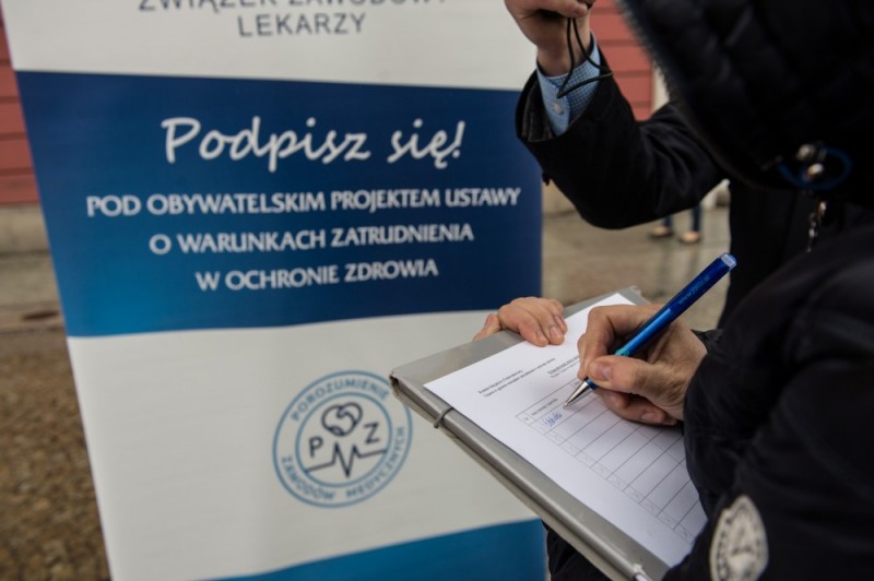 Młodzi lekarze na ulicach Wrocławia: Nie są w stanie utrzymać się ze swojej pracy - FOT: Andrzej Owczarek