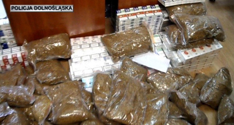 Legnica: Mieli 40000 papierosów, 24 kg tytoniu, 11 litrów spirytusu - fot. Dolnośląska Policja