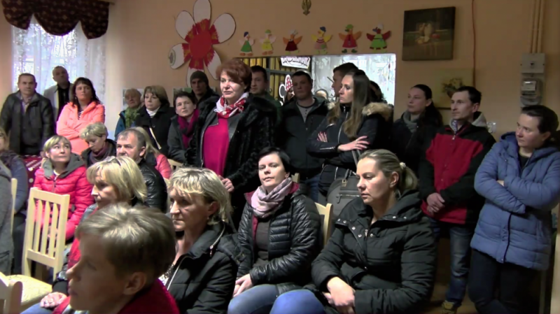 Mieszkańcy bronią przedszkola. Na spotkanie z władzami gminy przywieźli taczkę - fot. Piotr Słowiński
