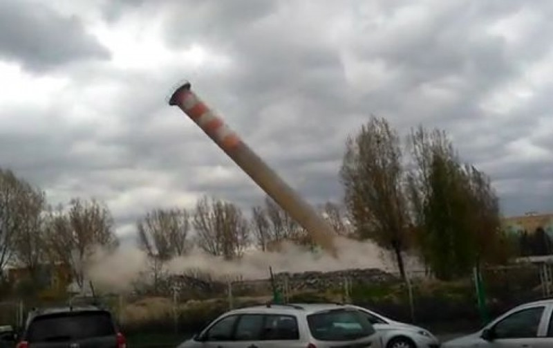 Wyburzali 60-metrowy komin przy osiedlu mieszkaniowym w Świdnicy [FILMY] - Kadr z filmu, który w portalu YouTube opublikował method82