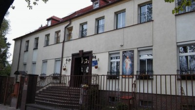 Legnica: Wysyłają maturzystkę do noclegowni dla bezdomnych