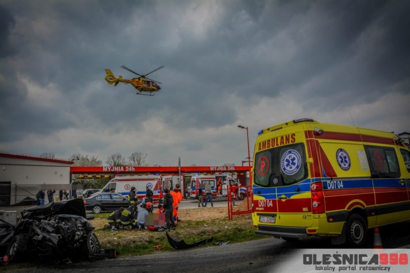 Poważny wypadek w Oleśnicy. W akcji ratunkowej brał udział śmigłowiec LPR - zdjęcia: http://olesnica998.pl