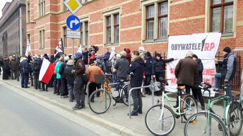 Protest przed sądem rejonowym we Wrocławiu -
