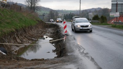 Dostają mandaty za... obchodzenie remontu chodnika