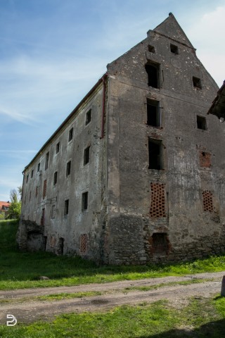 Piotrowice Świdnickie: Renesansowy zamek z fosą i samolot na strychu - 0