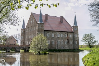 Piotrowice Świdnickie: Renesansowy zamek z fosą i samolot na strychu - 15