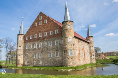 Piotrowice Świdnickie: Renesansowy zamek z fosą i samolot na strychu - 16