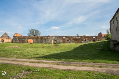 Piotrowice Świdnickie: Renesansowy zamek z fosą i samolot na strychu - 17