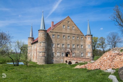 Piotrowice Świdnickie: Renesansowy zamek z fosą i samolot na strychu - 1