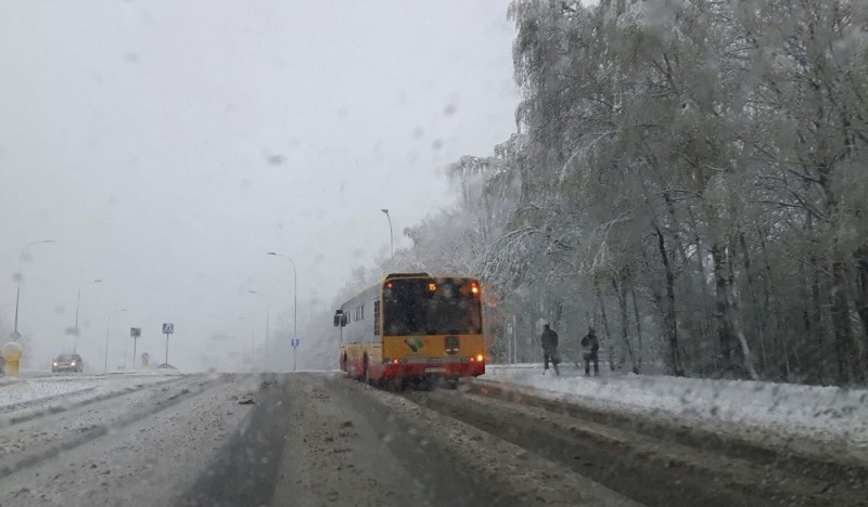 Powrót zimy na Dolnym Śląsku [FOTO] - Wałbrzych, ul. Sikorskiego (fot. Mariusz Kacała)
