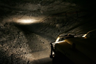 KGHM: Nietrzeźwy operator pod ziemią najechał na górnika. Mężczyzna stracił nogę