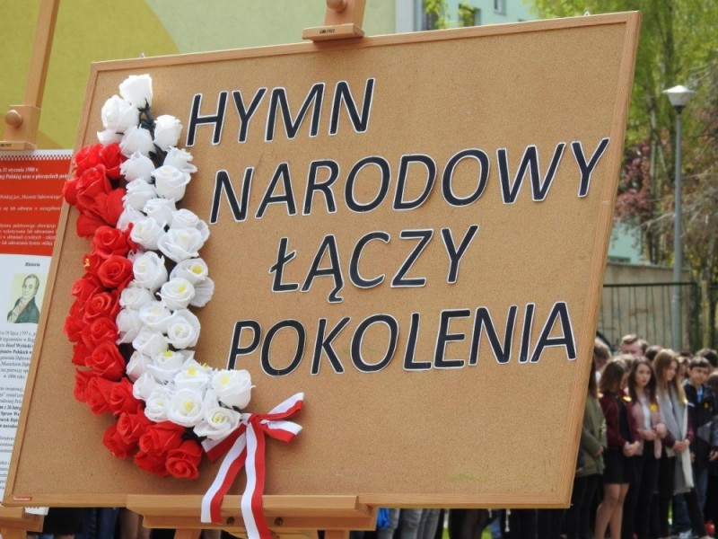 Wspólne śpiewanie hymnu narodowego w Bolesławcu - fot. Piotr Słowiński