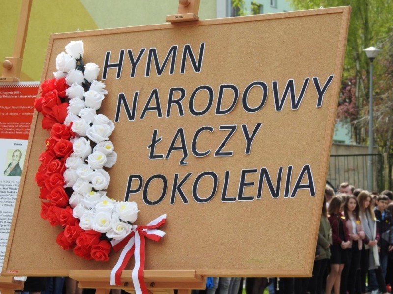 Wspólne śpiewanie hymnu narodowego w Bolesławcu - fot. Piotr Słowiński