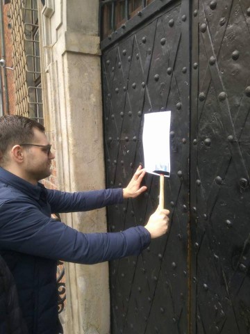 Wrocław jaskółką zmian? Przybili "Kartę" do drzwi Urzędu Miejskiego - 0