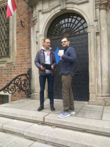 Wrocław jaskółką zmian? Przybili "Kartę" do drzwi Urzędu Miejskiego - 1