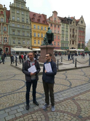 Wrocław jaskółką zmian? Przybili "Kartę" do drzwi Urzędu Miejskiego - 2
