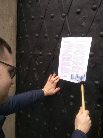 Wrocław jaskółką zmian? Przybili "Kartę" do drzwi Urzędu Miejskiego - 3