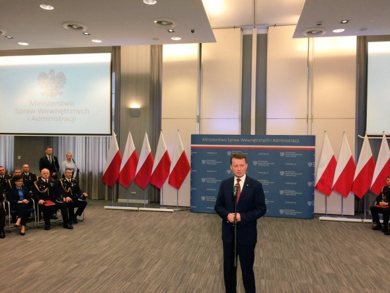 Minister Błaszczak podziękował strażakom ze Świebodzic - fot. Twitter MSWiA