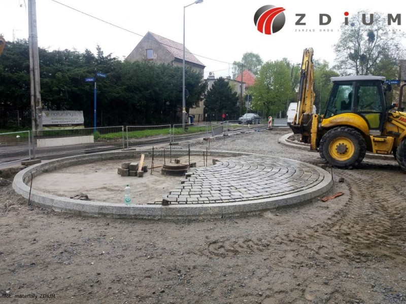 Wrocław: Na Wojszyckiej trwa układanie ronda i przebudowa jezdni - fot. ZDiUM