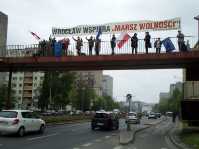 Przy placu Jana Pawła II zawisł baner: Wrocław wspiera Marsz Wolności