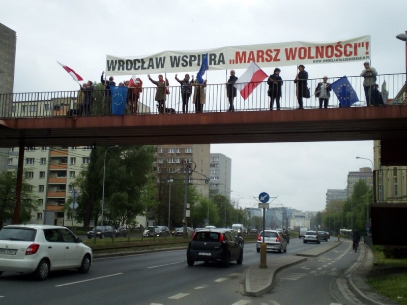 Przy placu Jana Pawła II zawisł baner: Wrocław wspiera Marsz Wolności - Fot: P. Kaszuwara
