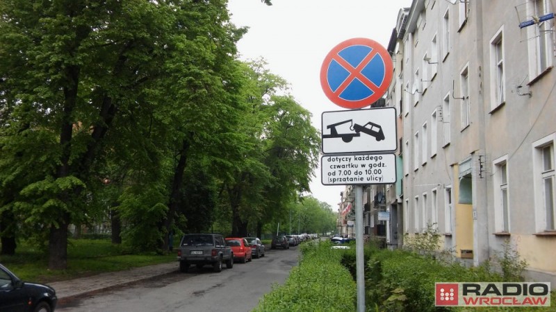 Legnica: Nie mogą sprzątać ulic, bo przy krawężnikach stoją zaparkowane auta - Fot. Andrzej Andrzejewski