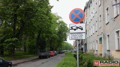 Legnica: Nie mogą sprzątać ulic, bo przy krawężnikach stoją zaparkowane auta