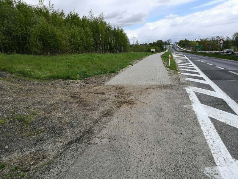 Lubań: Wyremontowali chodniki w szczerym polu, które prowadzą donikąd  - fot. Piotr Słowiński