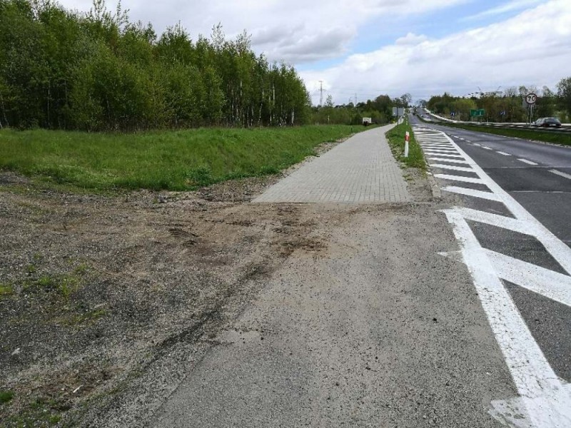 Lubań: Wyremontowali chodniki w szczerym polu, które prowadzą donikąd - fot. Piotr Słowiński