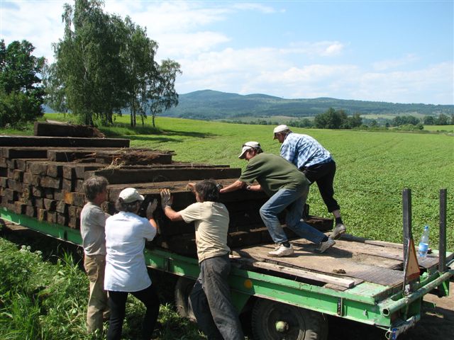 Kolejarze dali rolnikom prezent: rakotwórcze drewno - (Fot. Piotr Słowiński / Radio Wrocław)