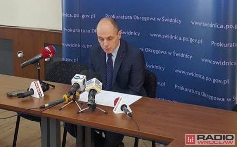 Prokuratorzy rozpoczęli śledztwo na miejscu katastrofy w Mąkolnie - fot. Bartosz Szarafin