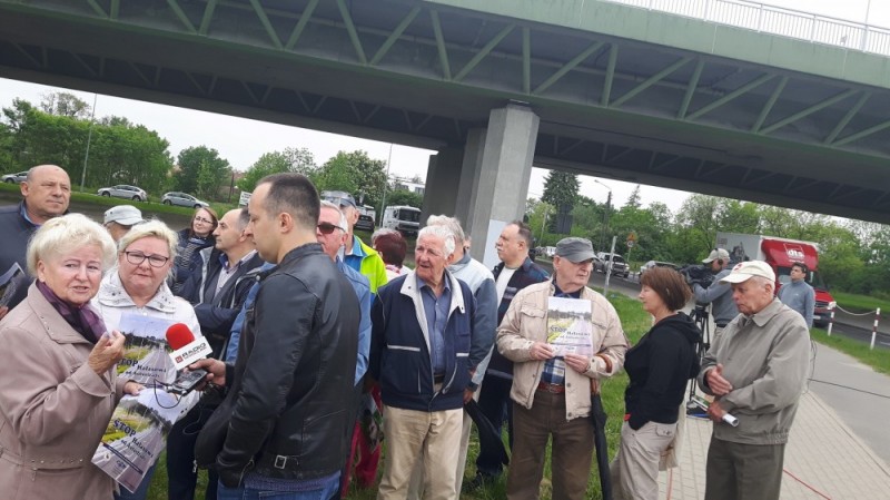 Wrocław: Protest na Żernikach. Mieszkańcy nie chcą żyć w hałasie - Fot: P. Gałecki