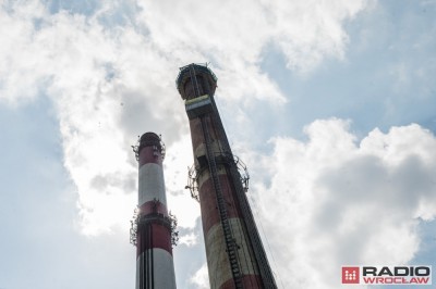 Rozbiórka 120-metrowego komina elektrociepłowni we Wrocławiu [FOTO]
