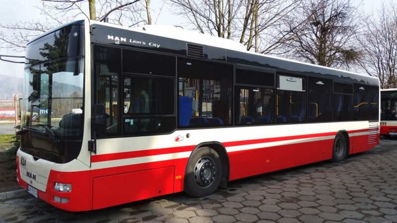 Jelenia Góra: Mieszkańcy wybiorą kolor miejskich autobusów [GŁOSUJ] - fot. obecny kolor miejskich autobusów w Jeleniej Górze