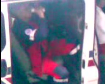 Szok: ratownicy medyczni imprezują w karetce (Zobacz) - Sanitariusz popija sobie piwo w ambulansie (Kadr z nagrania wideo)