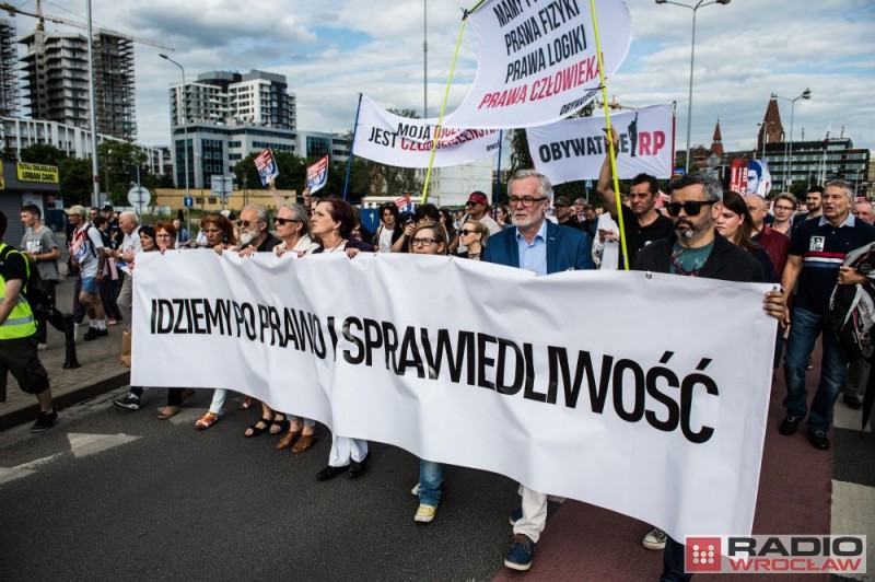 Około 200 osób wzięło udział w marszu milczenia we Wrocławiu - fot. Andrzej Owczarek