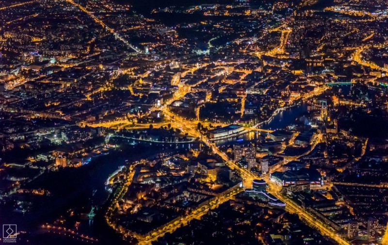 Wrocław z lotu ptaka nocną porą [WSPANIAŁE ZDJĘCIA] - Plac Grunwaldzkii z Rynkiem w tle (Autorem zdjęć jest Daniel Grodziński)