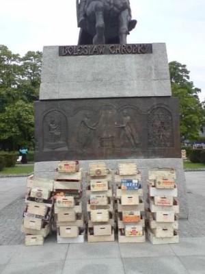 Akcja artystyczna, czy śmieci, których nikt nie zdążył posprzątać? - 0