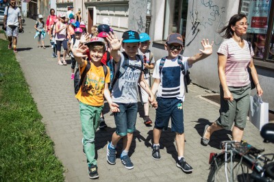 Spacerują leniwie i uczą się jak walczyć ze smogiem - 4