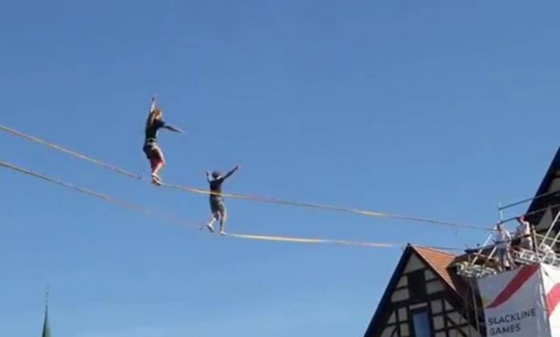Wrocławianin na podium mistrzostw świata w przechodzeniu przez rzekę - Kadr z filmu opublikowanego w portalu YouTube przez Jahho 1001