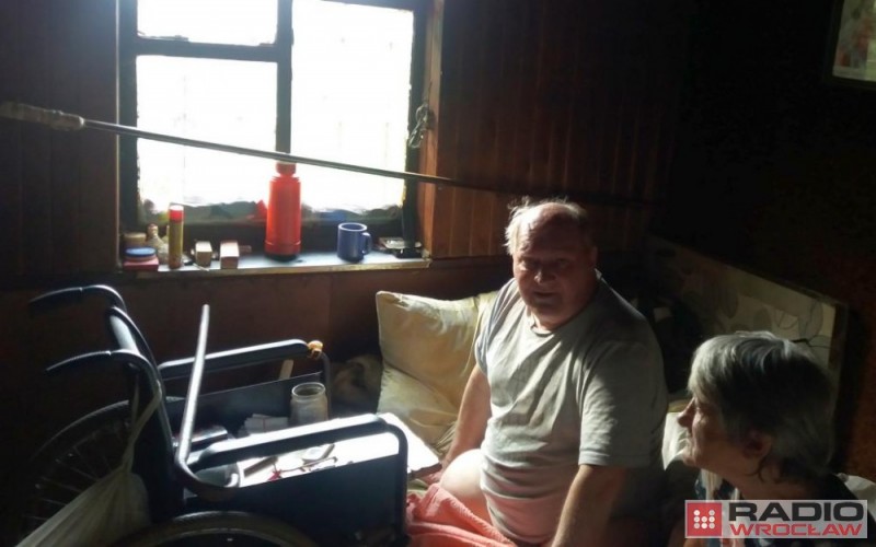 Nie ma nóg, mieszka w altance ogrodowej, od 7 lat nie był na dworze... - fot. Dorota Czubaj