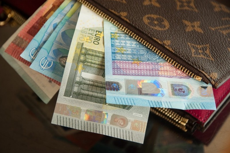 Duża suma znaleziona między fotelami Kolei Dolnośląskich wciąż nie ma właściciela. Co dalej? -