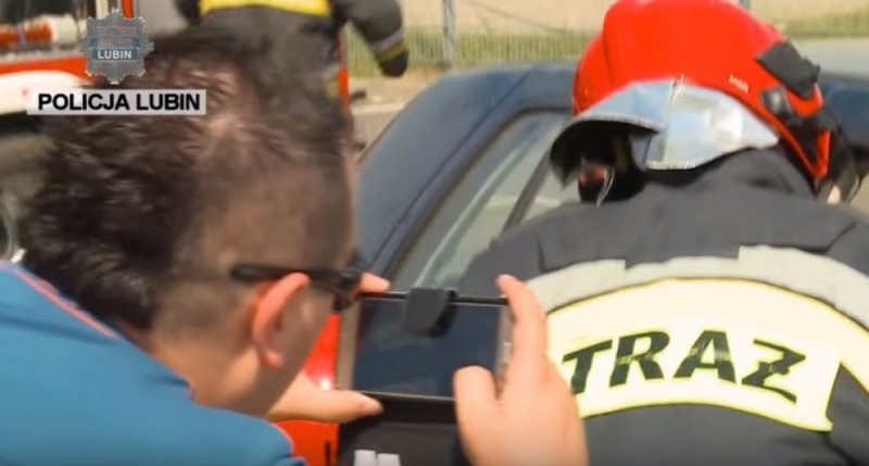 Zamiast pomagać ofiarom wypadków, kręcą filmy. Zobaczcie szokujący klip - 
