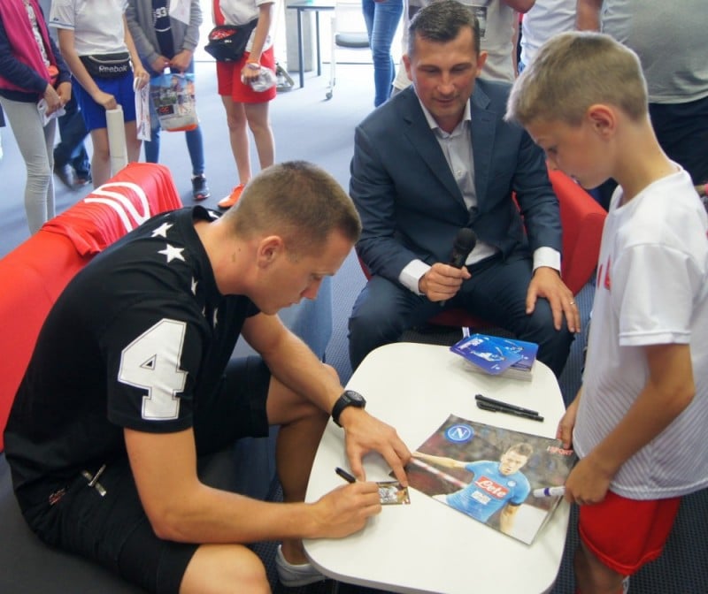 Piotr Zieliński w Czarnym Borze. Znany piłkarz spotkał się z fanami - Fot. db2010.pl