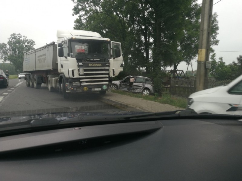Wypadek na trasie Brzeg - Wrocław. Tir zderzył się z autem osobowym - zdjęcie nadesłane przez Słuchacza